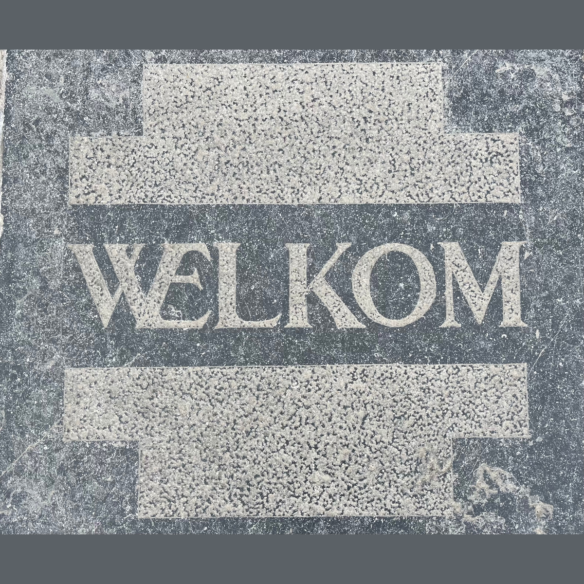 Eentryway stone sign at the Castle de Haar in the Netherlands that reads "Welkom"